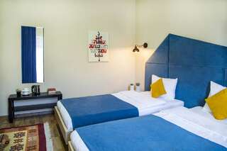 Отель Alphabet Boutique Hotel Тбилиси Бюджетный двухместный номер с 1 кроватью или 2 отдельными кроватями-1