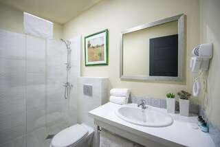 Отель Alphabet Boutique Hotel Тбилиси Стандартный двухместный номер с 1 кроватью или 2 отдельными кроватями-7