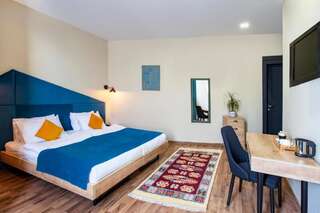 Отель Alphabet Boutique Hotel Тбилиси Стандартный двухместный номер с 1 кроватью или 2 отдельными кроватями-9